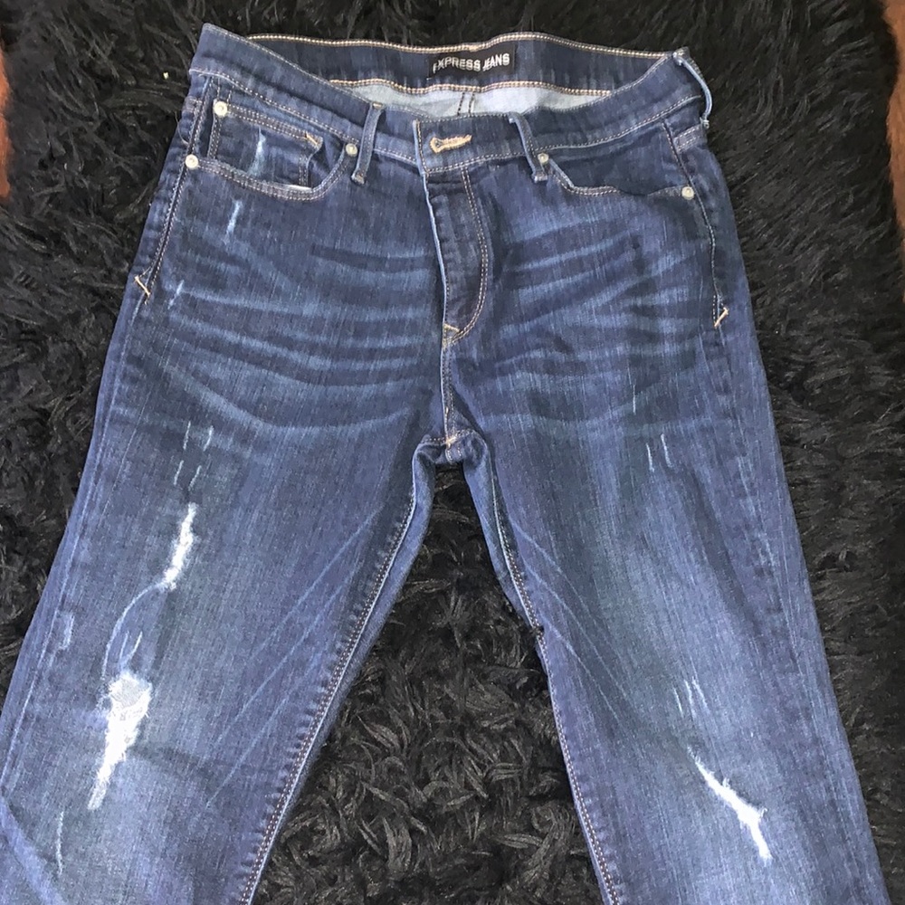 Blue jeans with distressed knees